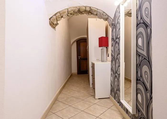 Via Nilo 30 * Napoli